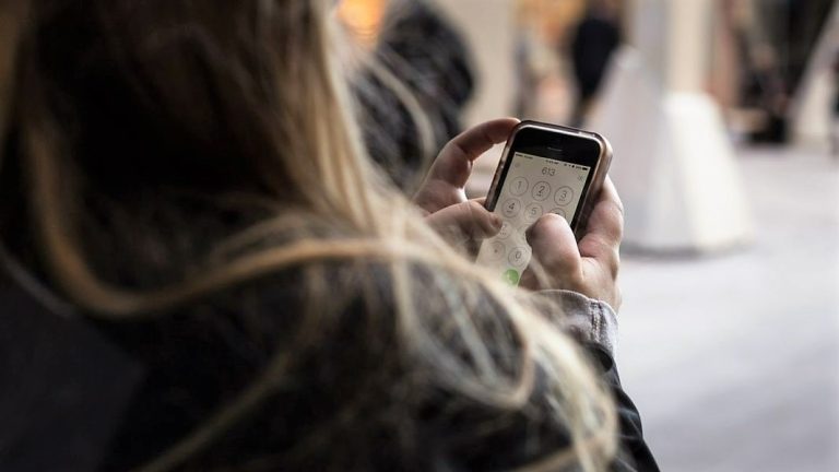 Polacy za ograniczeniami w korzystaniu z social mediów. 75 proc. chce jakichś zakazów dla niepełnoletnich