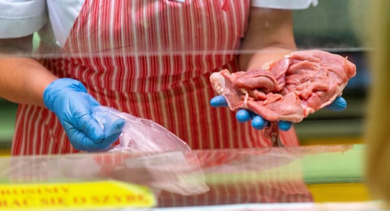 Polacy nie zamierzają rezygnować z jedzenia mięsa, choć są otwarci na roślinne zamienniki