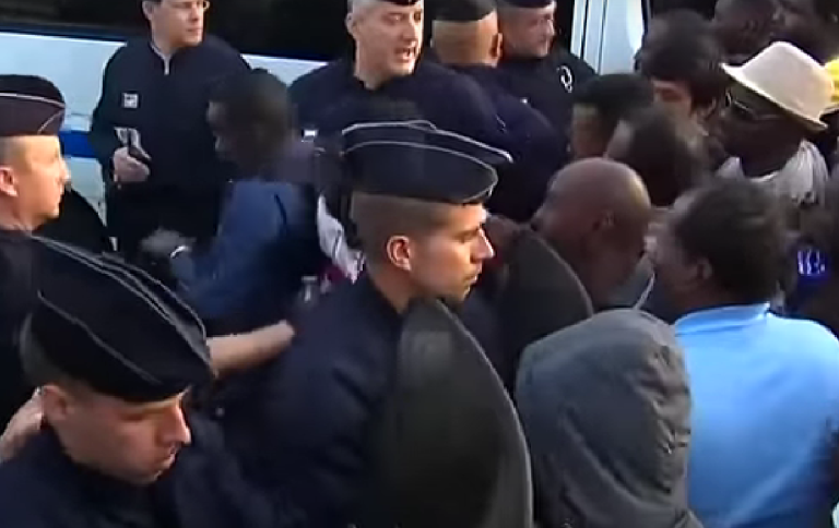 Francuski premier przyznał, że kraj jest “zalewany” imigrantami