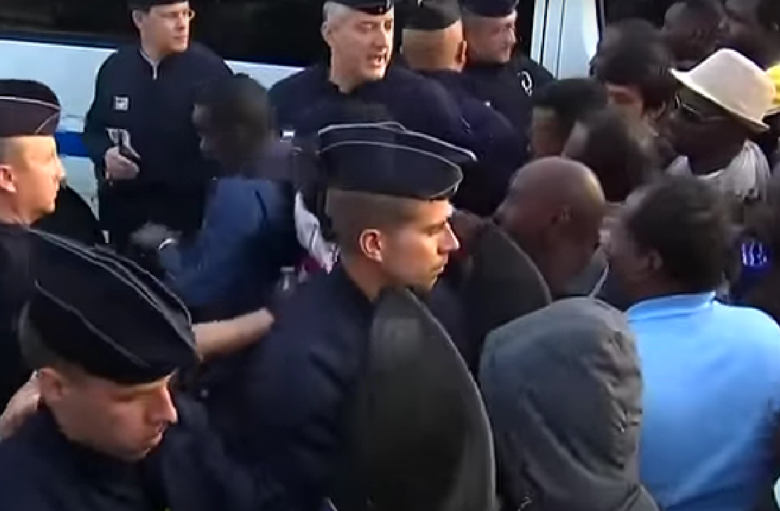 Francuski premier przyznał, iż kraj jest “zalewany” imigrantami