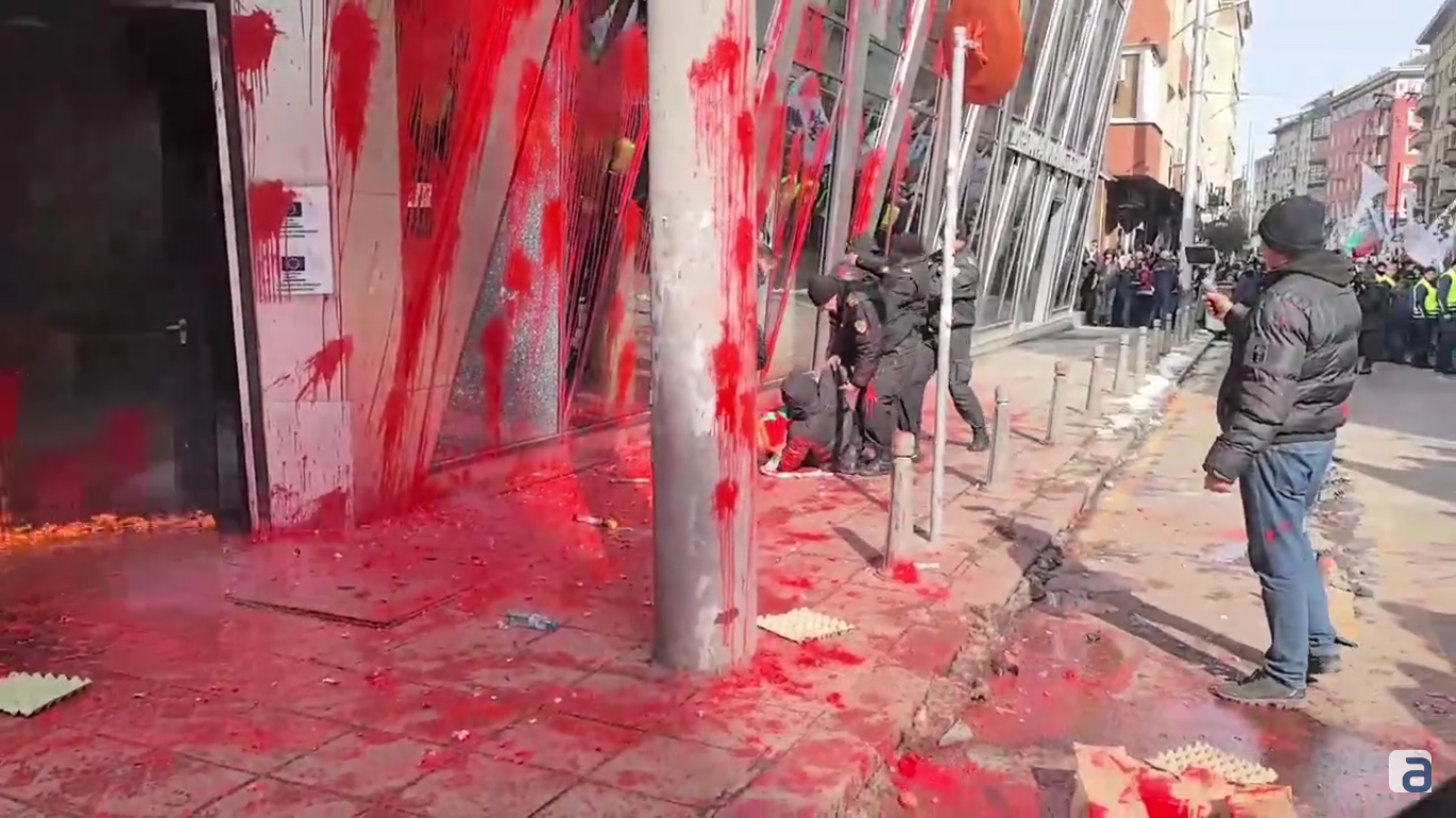 Bułgarscy nacjonaliści w proteście przeciw wprowadzeniu euro podłożyli ogień pod siedzibą Komisji Europejskiej w Sofii