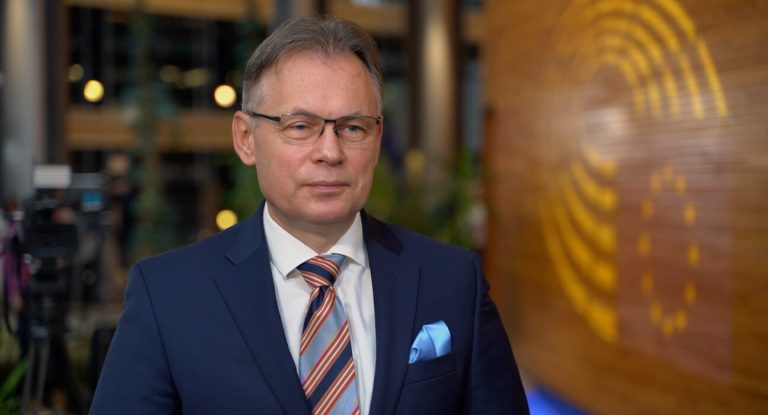 Coraz więcej Europejczyków jest za zaostrzeniem polityki migracyjnej. To skłania ich w kierunku prawicowych i konserwatywnych partii
