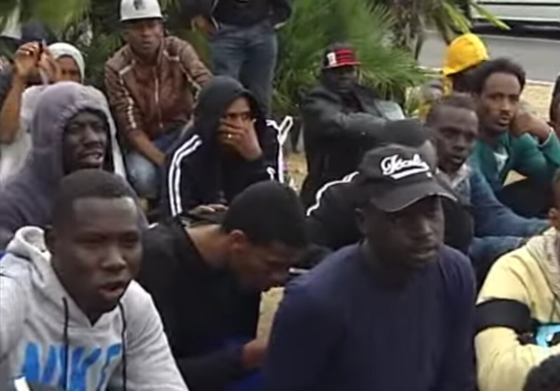 “Ujawniam rządową korespondencję – szykują się na olbrzymie fale nielegalnych imigrantów!”