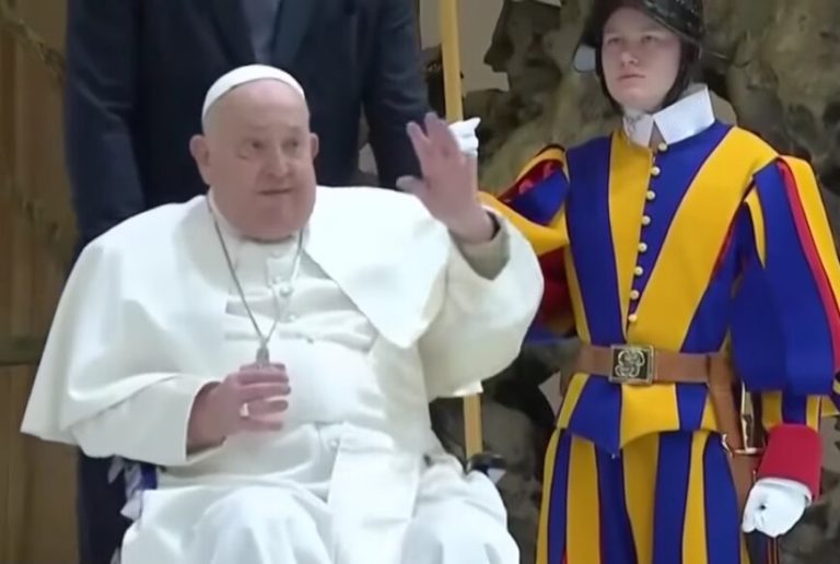 Franciszek nadal choruje. Watykan wydał oświadczenie ws. abdykacji” “Zbędne spekulacje”