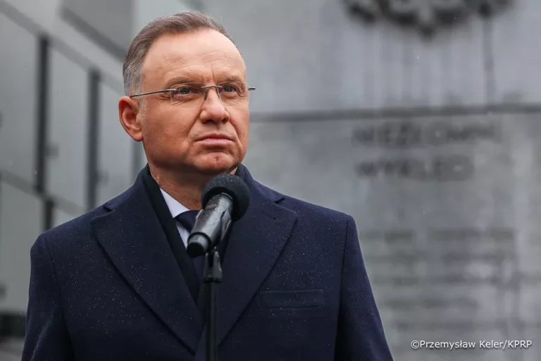 Duda “wzywa rodaków, by przejrzeli na oczy”. Nie ma wątpliwości, przed kim ostrzega