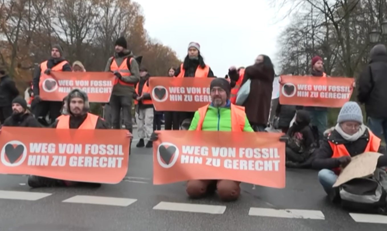 Niemieccy prokuratorzy oskarżają aktywistów klimatycznych z “Ostatniego Pokolenia” o tworzenie organizacji przestępczej