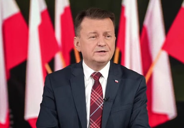 Mariusz Błaszczak z zarzutami. Prokuratura: Działał na szkodę RP, wykorzystując tajne dokumenty w kampanii