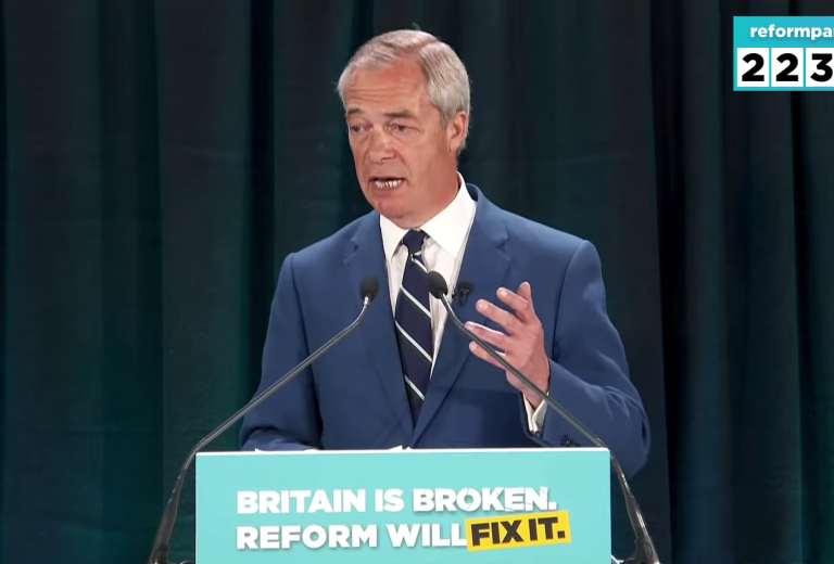 „Wielka Brytania jest zepsuta” – coraz więcej Brytyjczyków zwraca się ku partii Reform UK Farage’a