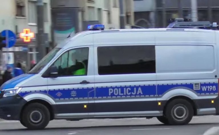 Ukrainiec dachował Mercedesem pod Grodziskiem Mazowieckim. Nie miał nigdy prawa jazdy
