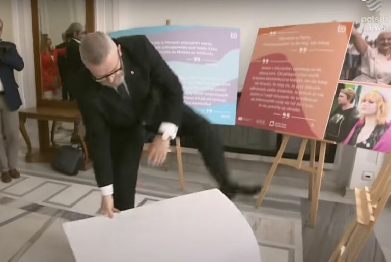 Bosak o zniszczeniu przez Brauna wystawy LGBT: “Potępiam. Sejm nie jest miejscem na wybryki i na niszczenie”