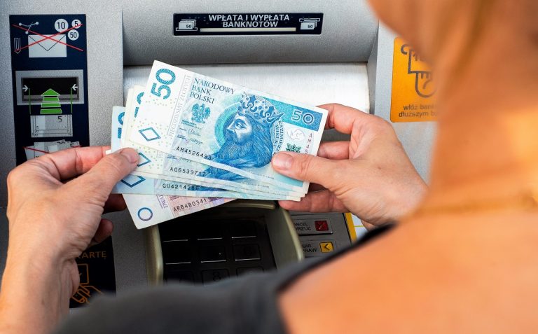 Klienci banków znowu na celowniku. Oszuści oferują im pomoc w składaniu fikcyjnych reklamacji
