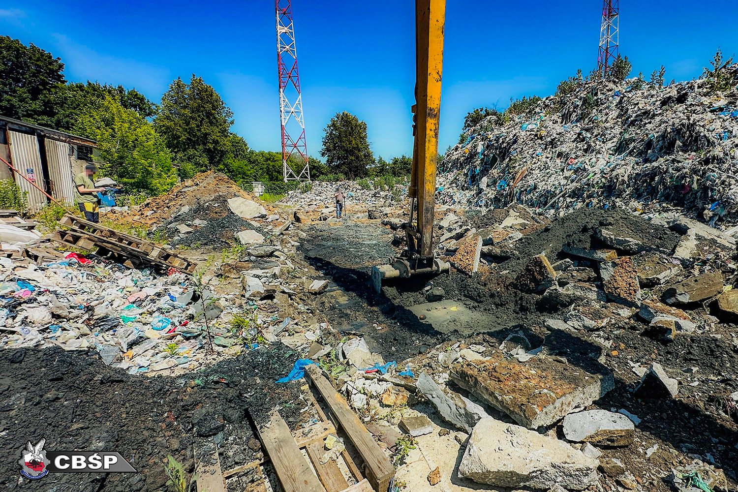 Очередной удар по мусорной мафии – семь человек с обвинениями, в том числе административный сотрудник