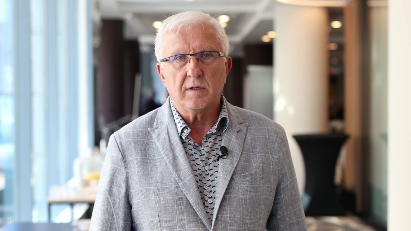 66-letni senator buduje partię “dla młodych ludzi, którzy chcą ratować Polskę”. Wcześniej zmęczyła go walka z “brunatną” falą