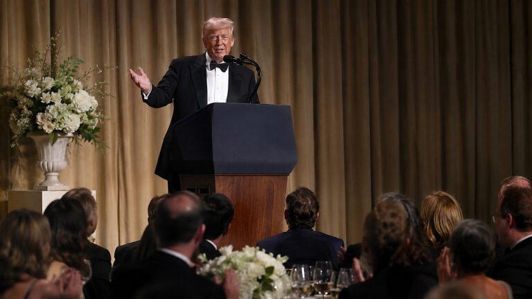 Trump na przełożonej gali korespondentów: „Nie ustępujemy przemocy politycznej