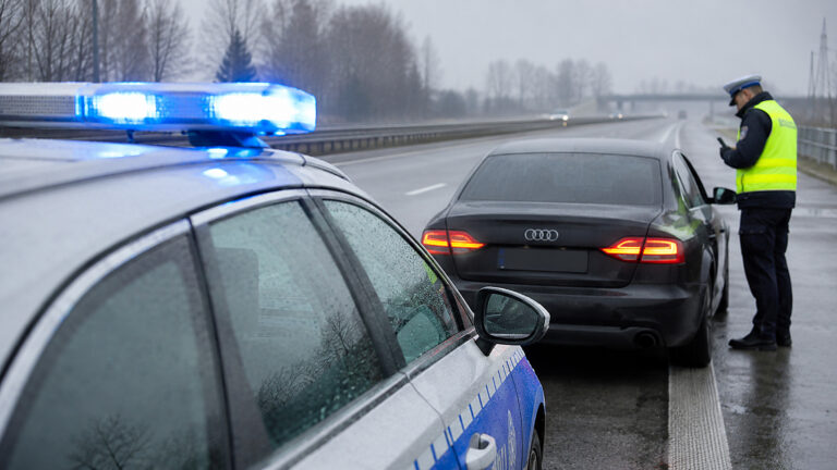 Rosjanin gnał 179 km/h po S8 mimo sądowego zakazu. Policja wnosi o jego wydalenie
