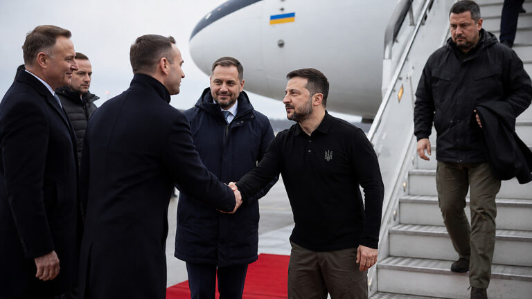Zełenski znów skorzystał z polskiego lotniska. Warszawa musi rozmawiać twardo