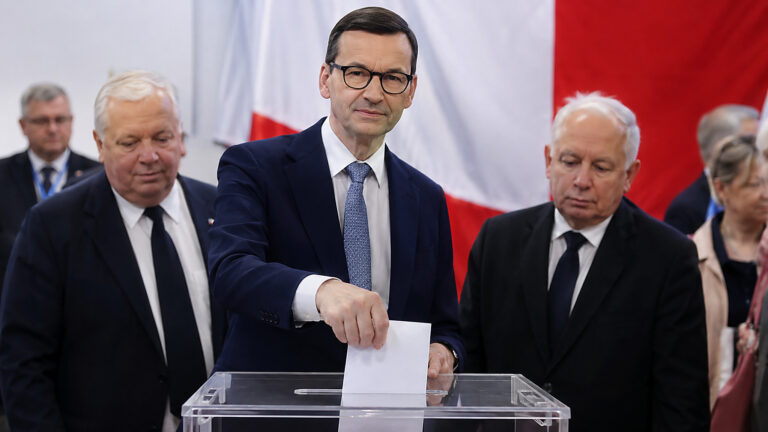 Rozłam rozbija PiS, ale nie odbiera prawicy większości. Nowy sondaż przelicza mandaty