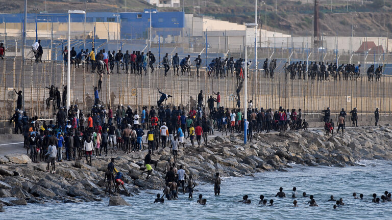 Ceuta pod presją. Tysiące migrantów przekroczyły granicę z Marokiem