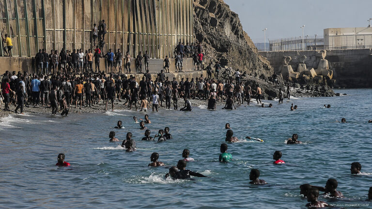 Ceuta pod presją. Tysiące migrantów przekroczyły granicę Hiszpanii