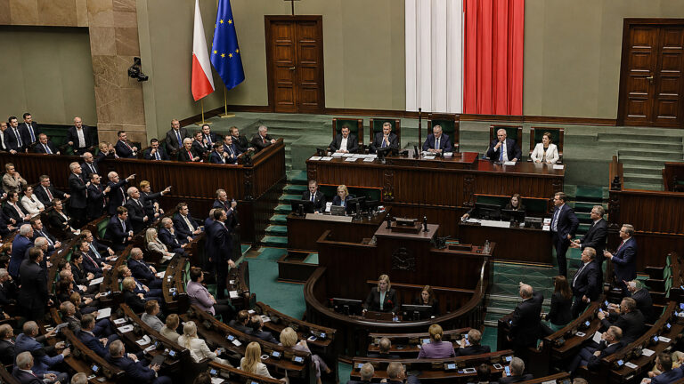 Sejm nad projektem „Stop Pakt”. KO chce odrzucenia, prawica żąda dalszych prac