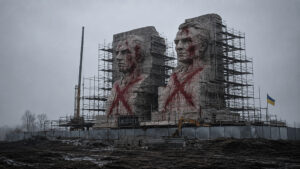Panteon pod Kijowem dla Bandery i Szuchewycza? Ukraina znów gloryfikuje sprawców rzezi wołyńskiej – ilustracja