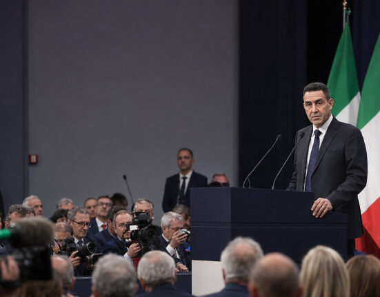 Vannacci zakłada Futuro Nazionale i wyprzedza Ligę Salviniego – ilustracja