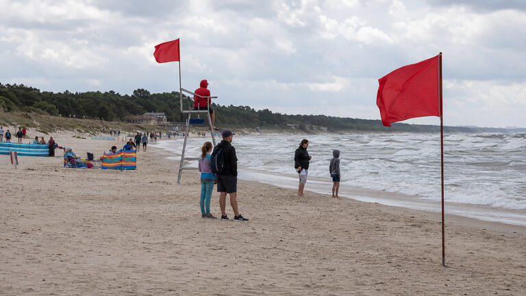 Czerwone flagi w Zachodniopomorskiem. Pięć plaż z zakazem kąpieli