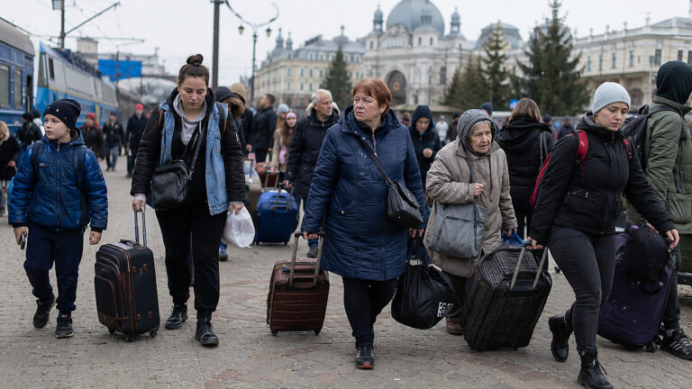 Lwów przyjmuje kolejną falę uchodźców, rosyjska wojna wypycha ludzi ze wschodu Ukrainy