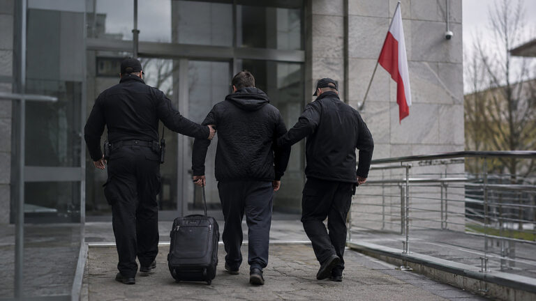 Crawly przegrywa w NSA. Polska ma prawo bronić porządku