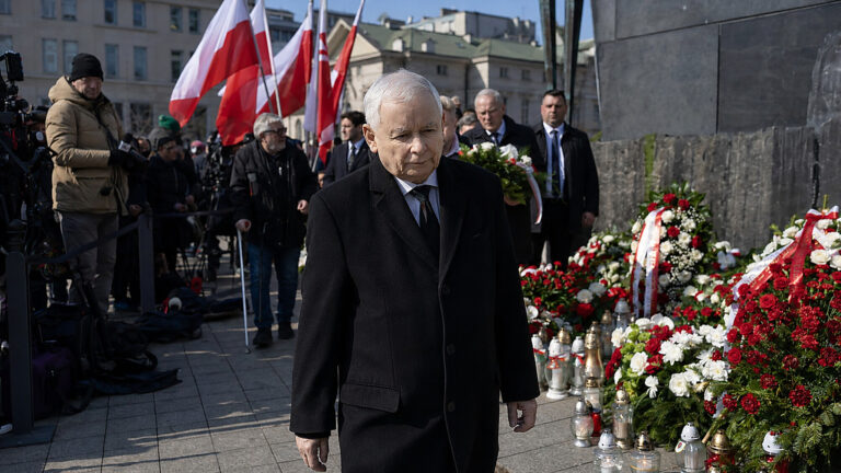 Miesięcznica smoleńska. Kaczyński zapowiada straż praw i rozliczenia