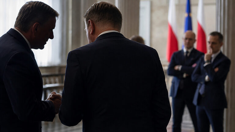 Morawiecki przyciąga senatora PiS. Majer mówi: to nie rozstanie