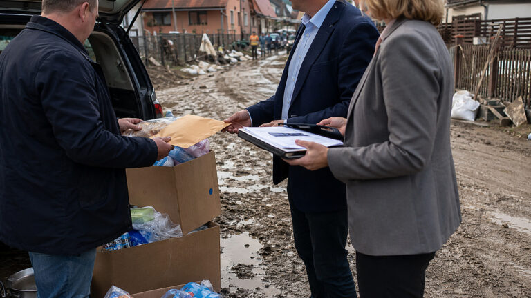 Kulisy afery KARR. Jadczak ujawnia, jak szły pieniądze dla powodzian
