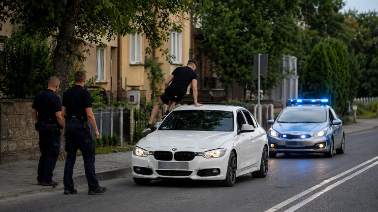 Pasażer na dachu BMW w Jaśle. Kierowca stracił prawo jazdy