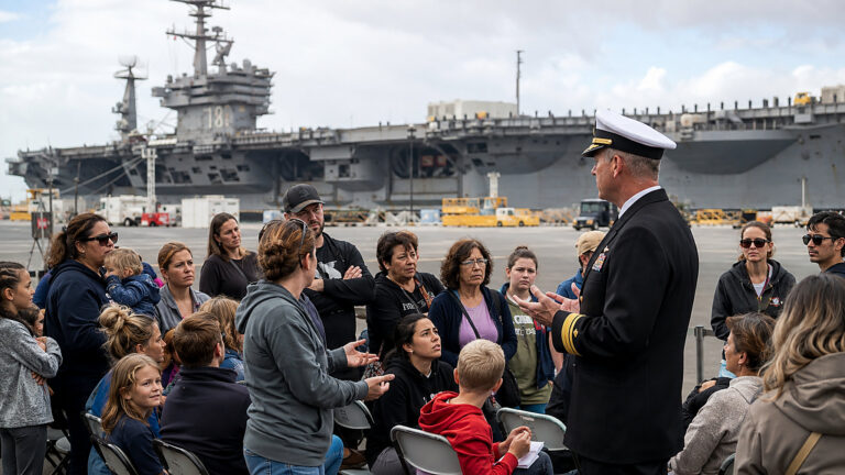 USS Abraham Lincoln: rodziny marynarzy punktują Navy
