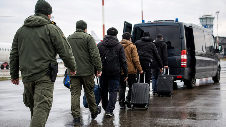 Deportacje z Polski rosną. Ukraińcy najliczniejszą grupą według MSWiA