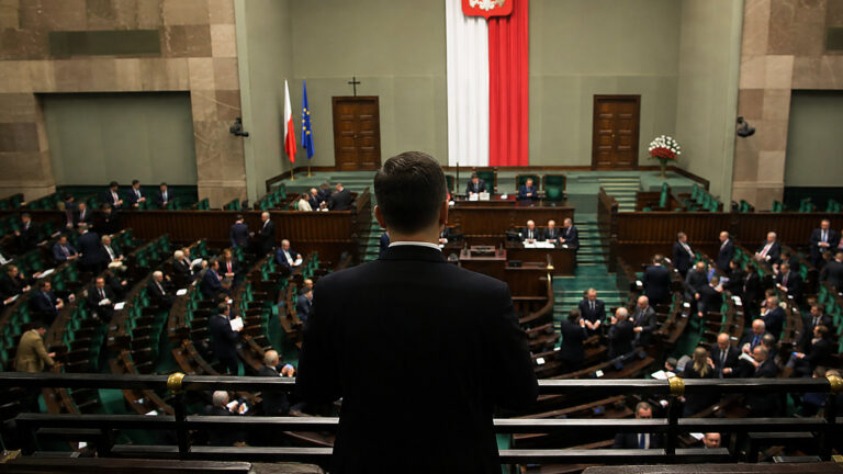 Sondaż OGB: KO ma 185 mandatów, PiS 126. Braun języczkiem u wagi