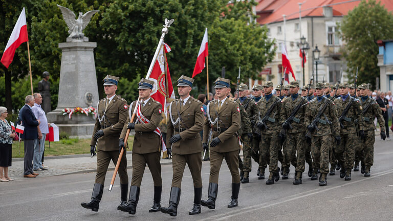 Łomża rozpoczęła Święto Wojska Polskiego. Apel, defilada i pamięć Ossowa