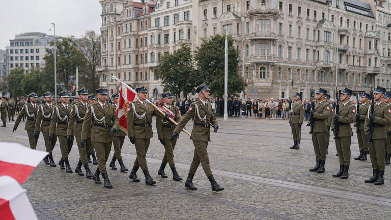 Poznań oddał honory wojsku. Plac Wolności, msza i defilada