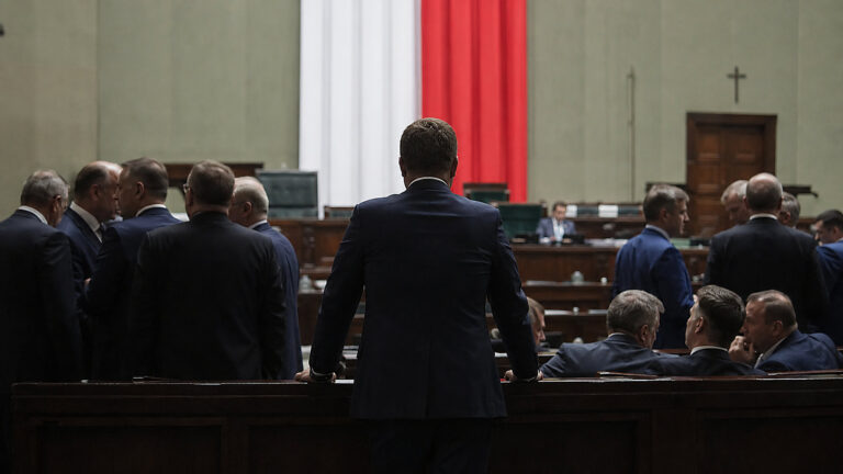 Sondaż OGB: Tusk traci większość, a Braun staje się języczkiem u wagi
