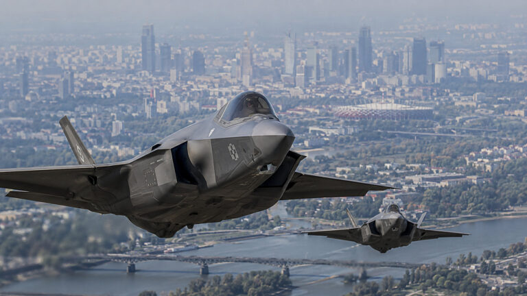 Szara szachownica nad WarszawÄ…. F-35 Husarz wchodzi do gry