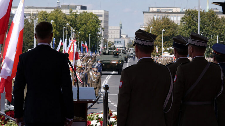 Nawrocki na defiladzie: Bóg, Honor, Ojczyzna, a nie SAFE