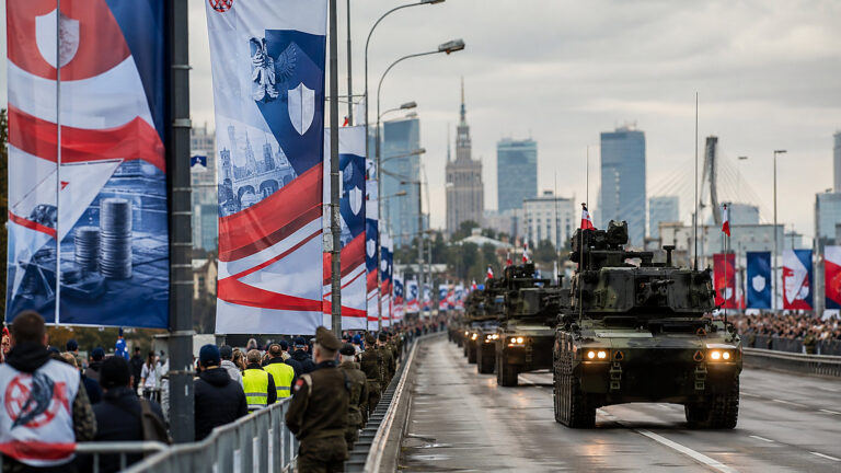 Promocja SAFE na defiladzie. Republika mówi o propagandzie rządu