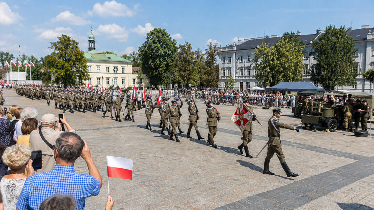 Lublin uczcił Święto Wojska Polskiego. Msza, defilada i grochówka