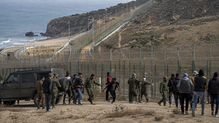 Ceuta znów pod presją. Maroko zatrzymało 148 migrantów przy granicy