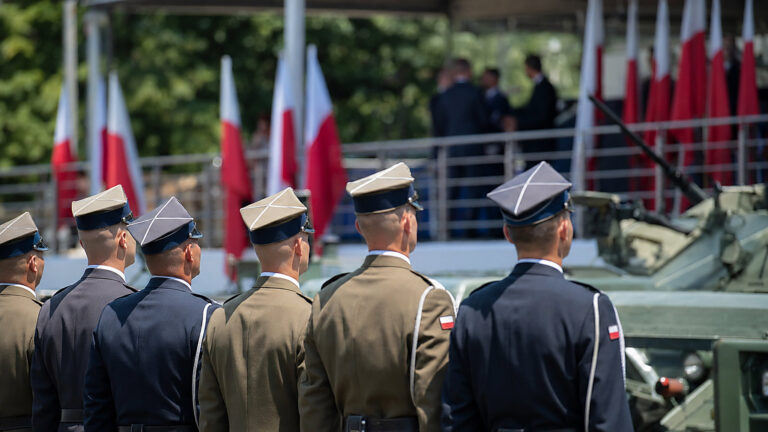 Tomczyk atakuje Nawrockiego o SAFE. Spór nie może przykryć armii