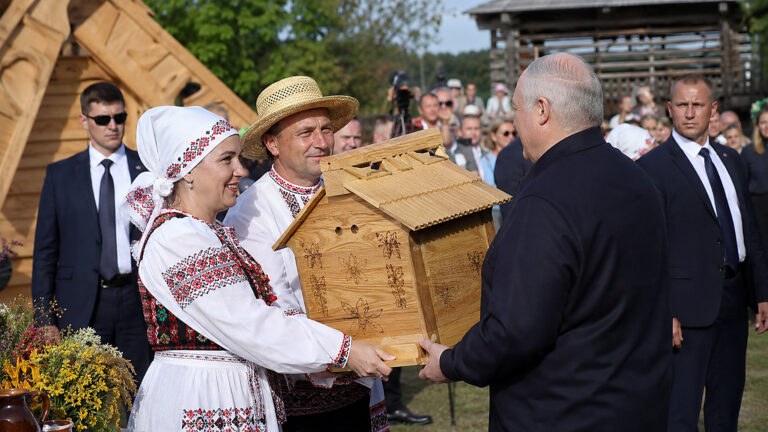 Łukaszenka z ulem od poddanych. Białoruski rytuał władzy i propaganda swojskości