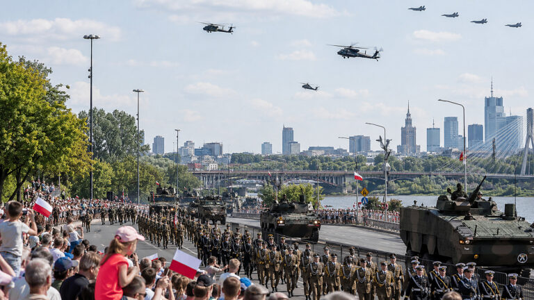 Defilada na Wisłostradzie. Tłumy obejrzały siłę Wojska Polskiego