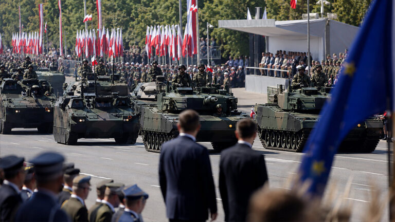 Święto Wojska Polskiego w cieniu SAFE. Nawrocki stawia na suwerenność