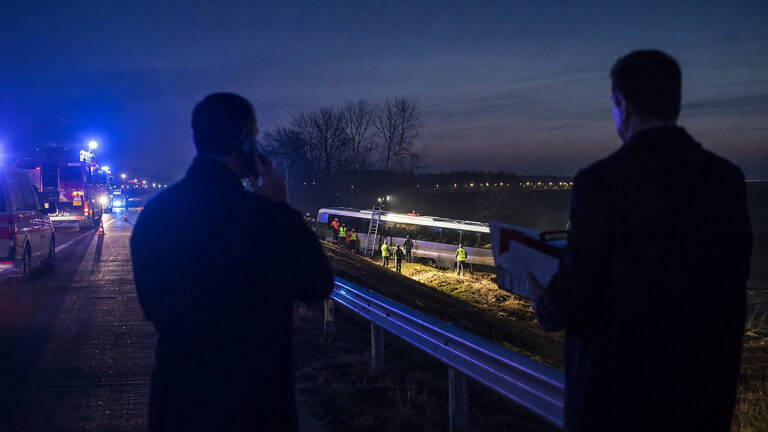 Tusk rozmawiał z Magyarem po tragedii na M3. Pomoc dla polskich rodzin