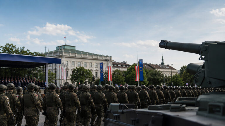 Rząd zrobił z SAFE hasło defilady. Nawrocki przypomniał o suwerenności